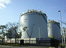 日本初の国産LNGを貯蔵するLNG低温タンク