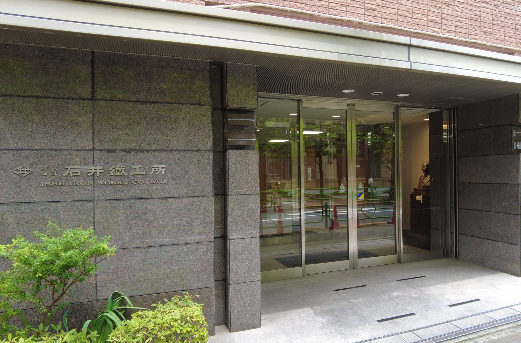 本社正面玄関前外観