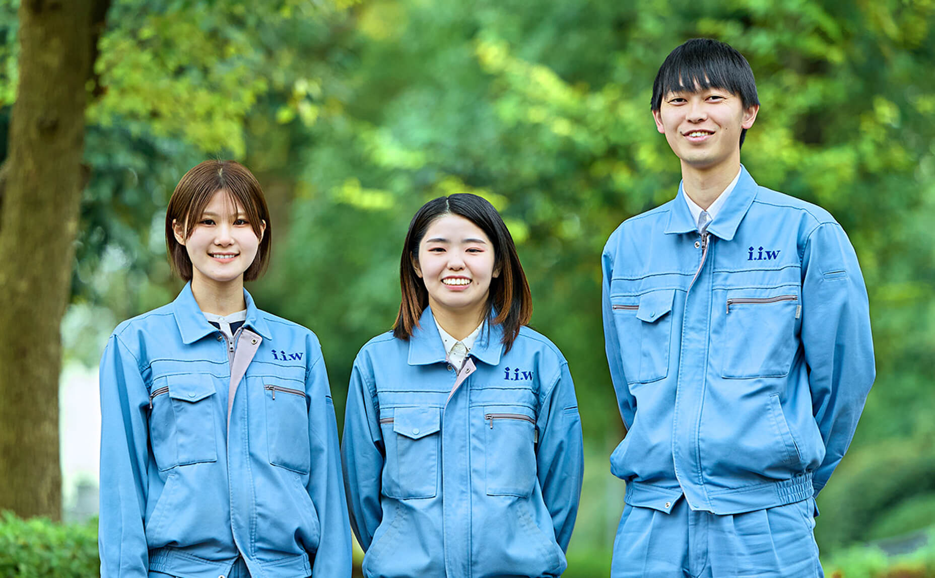 新卒入社の社員3人のポートレート