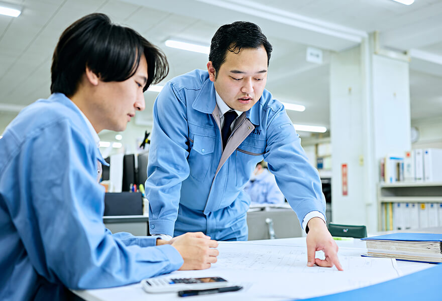 設計図を見ながら相談