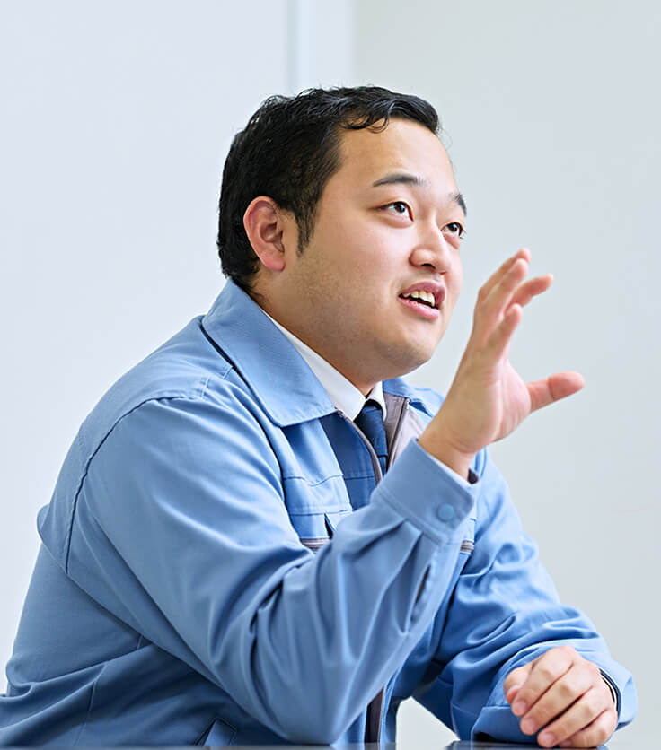 インタビュー中の若月さん