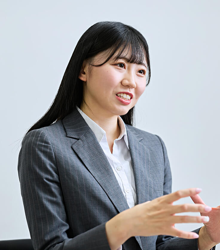 インタビュー中の安藝さん