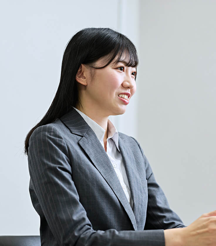 インタビュー中の安藝さん