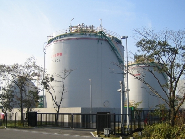 LNG tank (Hokkaido, Japan) 2003 and 2005